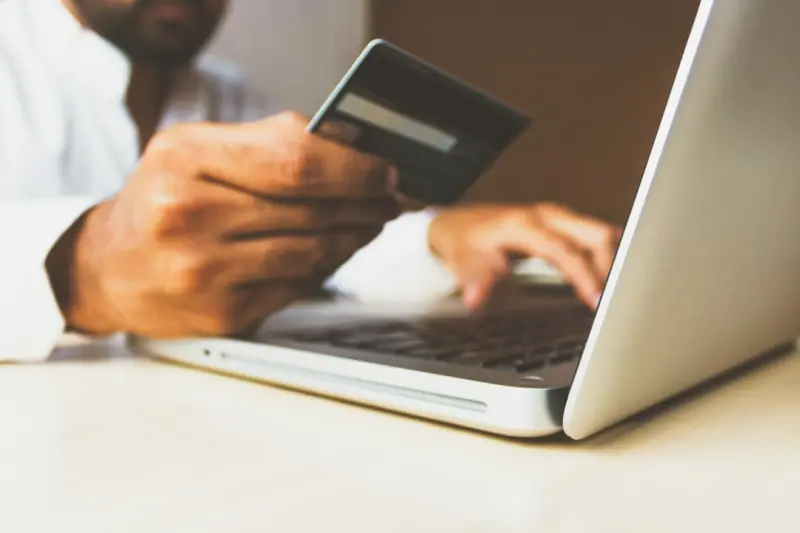 Immersive Commerce: The AR/VR Wave Reshaping Online Shopping
