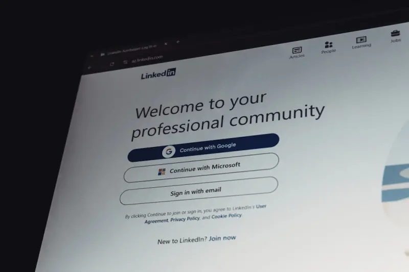 Decentralized Social Strategy: Turning Communities into Brand Engines