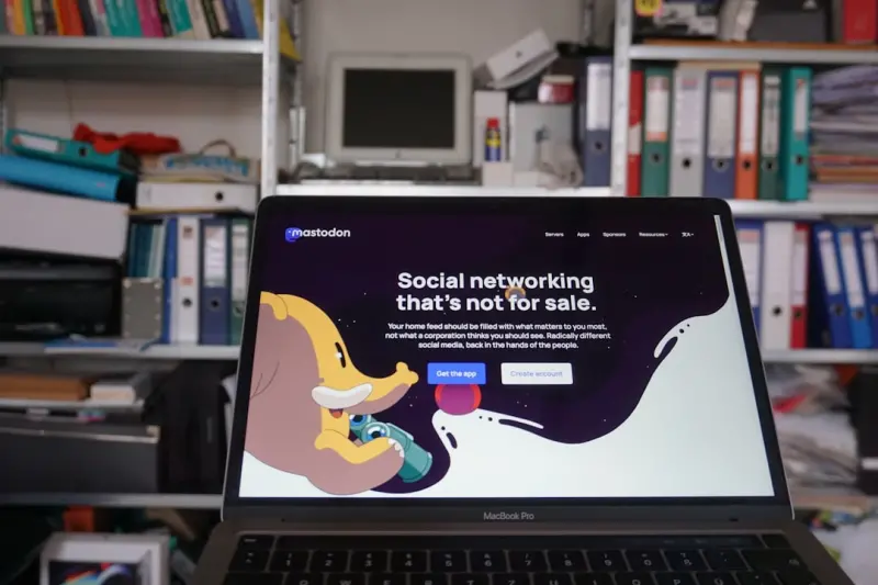 Designing a SaaS Social Media Funnel That Converts and Retains